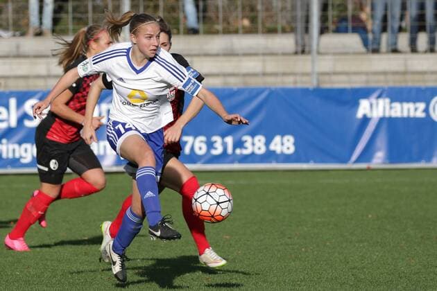 Jackie Groenen (Frankfurt, 14) am Ball, Fussball, Allianz Frauen-Bundesliga, SC Freiburg - 1. FFC Frankfurt, xozx