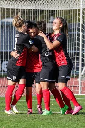 v.li.: Sandra Starke (Freiburg, 13), Torschützin Lina Maria Magull (Freiburg, 16), Hasret Kayikci (Freiburg, 11) und Clara Schöne (Clara Schoene, Freiburg, 27) jubeln über das 1:0, Jubel, Torjubel, Torerfolg, celebrate the goal, goal, celebration, Jubel ueber das Tor, optimistisch, Action, Aktion, Fussball, Allianz Frauen-Bundesliga, SC Freiburg - 1. FFC Frankfurt, xozx