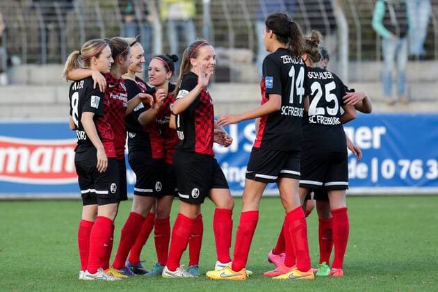 Freiburgs Spielerinnen jubeln über den Sieg, Heimsieg, Sieger, Gewinner, Freude, Fussball, Allianz Frauen-Bundesliga, SC Freiburg - 1. FFC Frankfurt, xozx