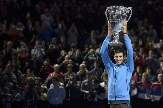 15.11.2015. The O2, London, England. ATP Tennis Herren Tennis Tour Finals. Day 1. Novak Djokovic is presented with the trophy for finishing top in the Emirates ATP Rankings. xStephenxBartholomewx  ActionPlus11681890