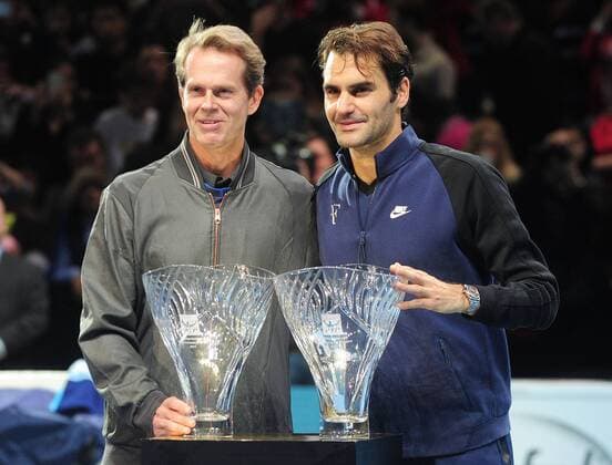 Tennis - 2015 ATP Tennis Herren World Tour Finals at The O2 - Day One Group : Stan Smith : Mens singles : Roger Federer (Sui) vs. Tomas Berdych (Cze) Roger Federer receives the Fans Award with Stefan Edberg COLORSPORT ANDREW COWIE 