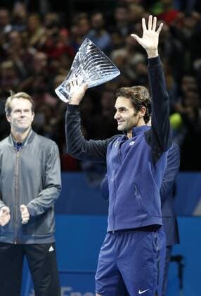 15.11.2015 the O2 London, England. ATP Tennis Herren Tennis Tour Finals Finals Day 1. Roger Federer was presented the ATPWorldTour.com Fan& x2019;s Favourite trophy and the Stefan Edberg Sportsmanship Award 2015 during the Day One Barclays ATP World Tour Finals from the O2 Arena xHongboxChenx  ActionPlus11681995
