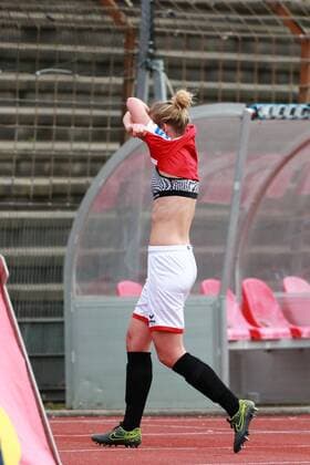 1. FC Köln vs. TSG Hoffenheim Fussball Frauen Bundesliga gelb-rot: Lena Schrum (1.FC Köln) 15.11.2015
