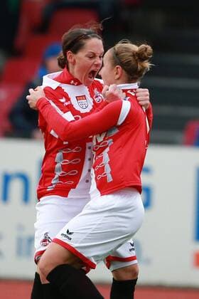 1. FC Köln vs. TSG Hoffenheim Fussball Frauen Bundesliga Jubel nach dem 1:0 von links: Nicole bender, Torschützin Yvonne Zielinski (1.FC Köln) 15.11.2015