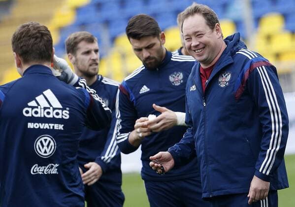 FuÃŸball, Nationalteam Russland, PK und Training ROSTOV-ON-DON, RUSSIA. NOVEMBER 16, 2015. Russia s coach Leonid Slutsky, goalkeeper Yuri Lodygin, and midfielder Dmitry Kombarov (R-L) at a training session of the Russian national football team ahead of their friendly match against Croatia. Valery Matytsin TASS  TS011F05