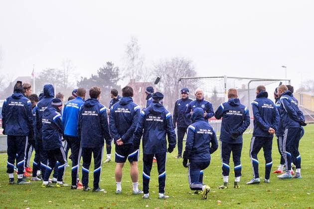 Fußball, Nationalteam Dänemark, Training 151116 Danmarks förbundskapten Morten Olsen samlar sina spelare inför en träning med Danmarks landslag i fotboll den 16 november 2015 i Helsingör.  Copyright: LUDVIGxTHUNMAN BB151116LT001