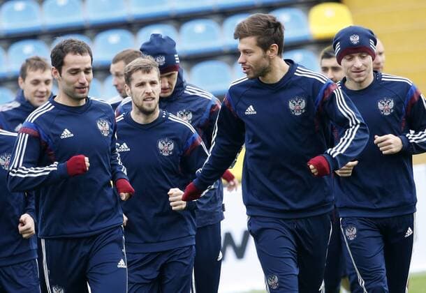 FuÃŸball, Nationalteam Russland, PK und Training ROSTOV-ON-DON, RUSSIA. NOVEMBER 16, 2015. Midfielders Roman Shirokov, Dmitry Kombarov, forward Fyodor Smolov, and midfielder Alexei Ionov (L-R) at a training session of the Russian national football team ahead of their friendly match against Croatia. Valery Matytsin TASS  TS011F12