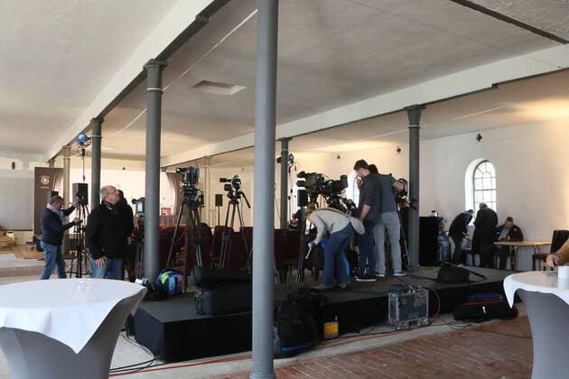 Medienaufgebot wartet schon vor der Pressekonferenz der Deutschen Nationalmannschaft - Pressekonferenz der Deutschen Nationalmannschaft, Rittergut Eckerde