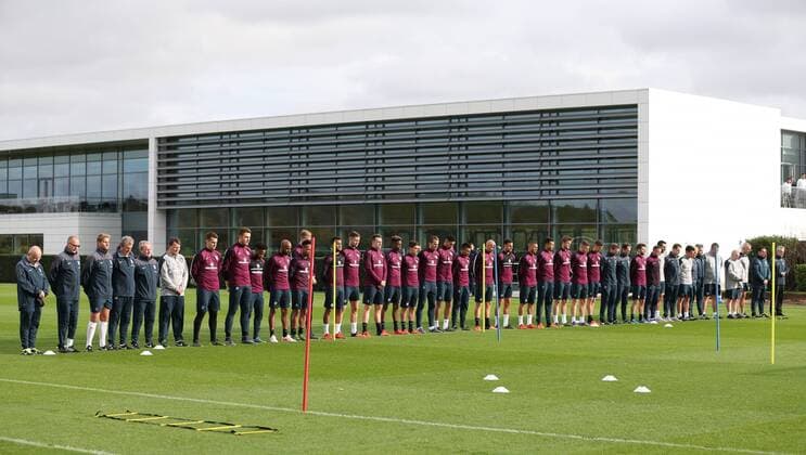 Fußball, Nationalmannschaft Englands gedenkt bei Schweigeminute der Opfer von Paris England s players line up for a minutes silence during training England Training - Tottenham Hotspur Training Ground - England - 16th November 2015 - Picture David Klein Sportimage EDITORIAL USE ONLY. No use with unauthorised audio, video, data, fixture lists, club league logos or live services. Online in-match use limited to 120 images, no video emulation. No use in betting, games or single club league player publications.