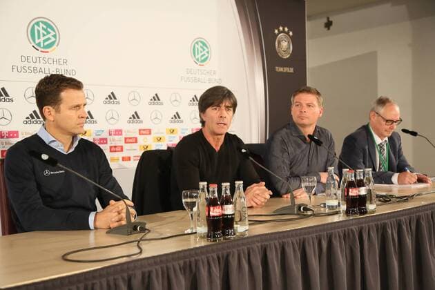 Manager Oliver Bierhoff, Bundestrainer Joachim Loew und Pressesprecher Jens Grittner im Fokus der Medien - Pressekonferenz der Deutschen Nationalmannschaft, Rittergut Eckerde