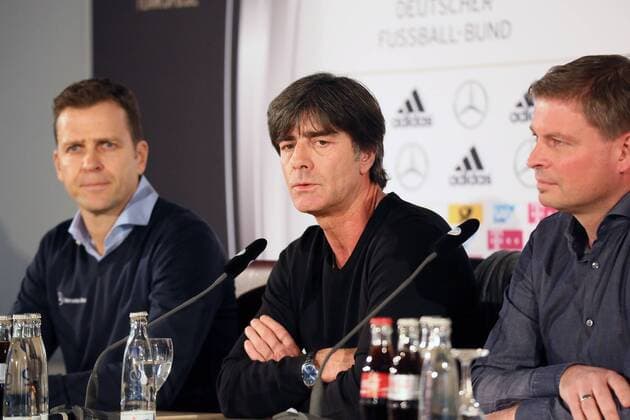 Manager Oliver Bierhoff, Bundestrainer Joachim Loew und Pressesprecher Jens Grittner im Fokus der Medien - Pressekonferenz der Deutschen Nationalmannschaft, Rittergut Eckerde
