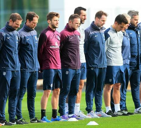 Fußball, Nationalmannschaft Englands gedenkt bei Schweigeminute der Opfer von Paris England s Wayne Rooney pays his respects during a minutes silence England Training - Tottenham Hotspur Training Ground - England - 16th November 2015 - Picture David Klein Sportimage EDITORIAL USE ONLY. No use with unauthorised audio, video, data, fixture lists, club league logos or live services. Online in-match use limited to 120 images, no video emulation. No use in betting, games or single club league player publications.
