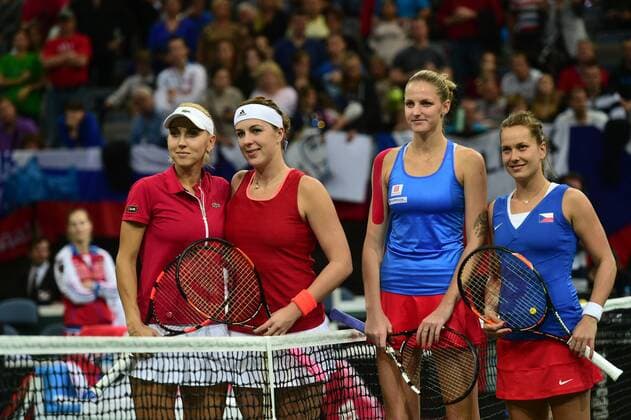 Tennis, Tschechien gewinnt Fed Cup Czech Team players Barbora Strycova (right), Karolina Pliskova and Russia s Anastasia Pavlyuchenkova and Elena Vesnina pose prior their doubles Fed Cup tennis final match between Czech Republic and Russia in Prague, Czech Republic, November 15, 2015. (CTKxPhoto MichalxKamaryt) CTKPhotoP201511150572701  KMT_7536