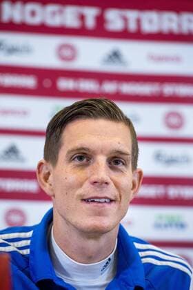 151116 Danmarks Daniel Agger under en presskonferens med Danmarks landslag i fotboll den 16 november 2015 i Helsingör.  Copyright: LUDVIGxTHUNMAN BB151116LT021