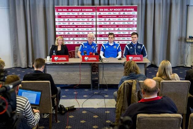 151116 Danska fotbollsförbundets kommunikationsansvarig Pia Schou Nielsen, förbundskapten Morten Olsen, Daniel Agger och William Kvist under en presskonferens med Danmarks landslag i fotboll den 16 november 2015 i Helsingör.  Copyright: LUDVIGxTHUNMAN BB151116LT029