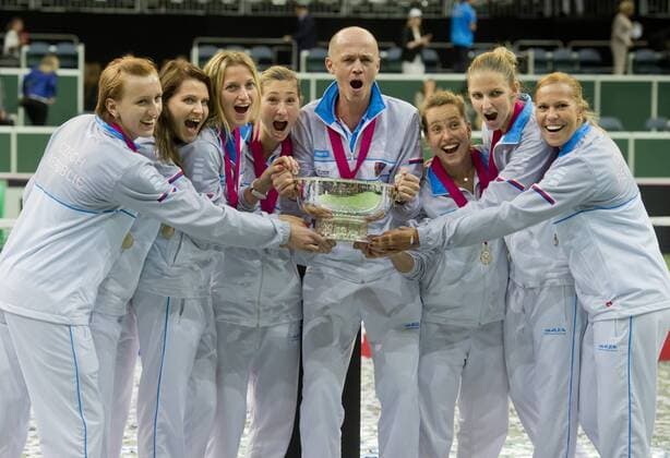 Tennis, Tschechien gewinnt Fed Cup Czech Republic team players Tereza Smitkova (L-R), Lucie Safarova, Petra Kvitova, Denisa Allertova, Petr Pala, Barbora Strycova, Karolina Pliskova and Lucie Hradecka celebrate during the awarding ceremony for the Fed Cup tennis final match between Czech Republic and Russia in Prague, Czech Republic, November 15, 2015. Czech Republic beat Russia in tennis Fed Cup final 3-2 and defended title. (CTKxPhoto VitxSimanek) CTKPhotoP201511150757601 VIS 032