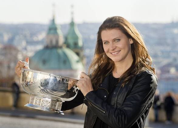 Tennis, Fotoshooting mit tschechischen Siegerinnen in Prag Czech tennis player Lucie Safarova poses for photo with the trophy from Fed Cup 2015 in Prague, Czech Republic, on November 16, 2015. The Czech Republic beat Russia in the tennis Fed Cup final 3-2 and defended last year s title. (CTKxPhoto VitxSimanek) CTKPhotoP201511160444301  VIS 006