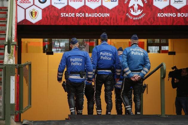 Fußball, Nationalteam Belgien, Polizei sichert das Training in Brüssel - BRUSSELS, BELGIUM: Illustration picture shows policemen pictured ahead of a training session of the Red Devils, the Belgian national soccer team, Monday 16 November 2015, in Brussels. Tomorrow the Devils are playing Spain in preparation of the Euro2016 European Championships. BRUNOxFAHY  x04741288x