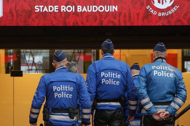 Fußball, Nationalteam Belgien, Polizei sichert das Training in Brüssel - BRUSSELS, BELGIUM: Illustration picture shows policemen pictured ahead of a training session of the Red Devils, the Belgian national soccer team, Monday 16 November 2015, in Brussels. Tomorrow the Devils are playing Spain in preparation of the Euro2016 European Championships. BRUNOxFAHY  x04741287x