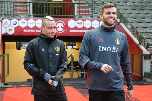 Fußball, Training Nationalteam Belgien - BRUSSELS, BELGIUM: Belgium s Radja Nainggolan and Belgium s Nicolas Lombaerts arrive for a training session of the Red Devils, the Belgian national soccer team, Monday 16 November 2015, in Brussels. Tomorrow the Devils are playing Spain in preparation of the Euro2016 European Championships. BRUNOxFAHY  x04741294x