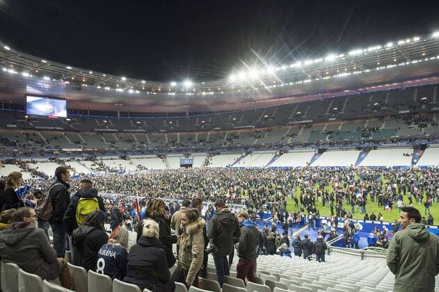Feature, Zuschauer und Fans nach dem Spiel im Innenraum im Stade de France, Uebersicht, Terror, Terroranschlag, terroristischer Anschlag, Fussball Laenderspiel, Freundschaftsspiel, Frankreich (FRA) - Deutschland (GER) 2:0, am 13.11.2015 in Paris Frankreich.