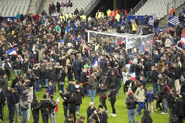 Feature, Zuschauer und Fans nach dem Spiel im Innenraum im Stade de France, Uebersicht, Terror, Terroranschlag, terroristischer Anschlag, Fussball Laenderspiel, Freundschaftsspiel, Frankreich (FRA) - Deutschland (GER) 2:0, am 13.11.2015 in Paris Frankreich.