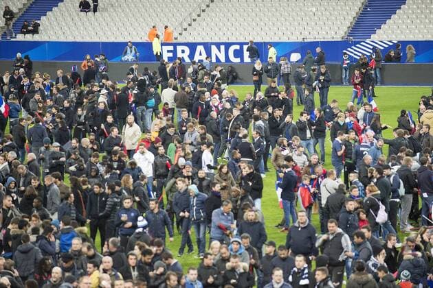 Feature, Zuschauer und Fans nach dem Spiel im Innenraum im Stade de France, Uebersicht, Terror, Terroranschlag, terroristischer Anschlag, Fussball Laenderspiel, Freundschaftsspiel, Frankreich (FRA) - Deutschland (GER) 2:0, am 13.11.2015 in Paris Frankreich.