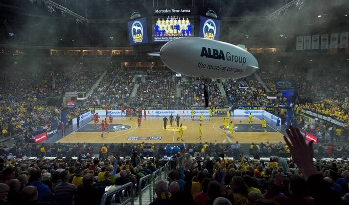 Basketball Berlin 15.11.2015 Mercedes Benz Arena Beko-BBL 1. Bundesliga Saison 2015 2016 Alba Berlin ALBA Luftschiff brigt ein ALBA Trikot fuer die Zuschauer