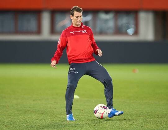 Fußball, Training Nationalmannschaft Schweiz SOCCER - AUT vs SUI, friendly match, preview VIENNA,AUSTRIA,16.NOV.15 - SOCCER - OEFB international match Länderspiel Austria vs Switzerland, friendly match, preview, final training team SUI. Image shows Stephan Lichsteiner (SUI). GEPAxpictures xChristianxOrt