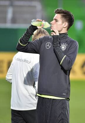 16.11.2015 - U-21 Junioren - U-21 Nationalmannschaft Deutschland Germany - Training - - Julian Weigl ( 6, Deutschland ) trinkt