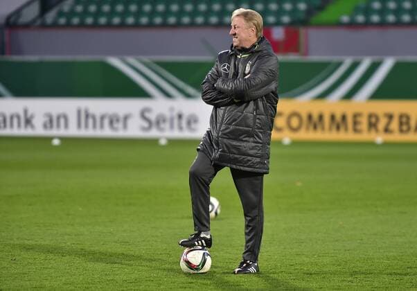 16.11.2015 - U-21 Junioren - U-21 Nationalmannschaft Deutschland Germany - Training - - Horst Hrubesch ( Trainer U21 U 21 Deutschland ) beobachtet zufrieden