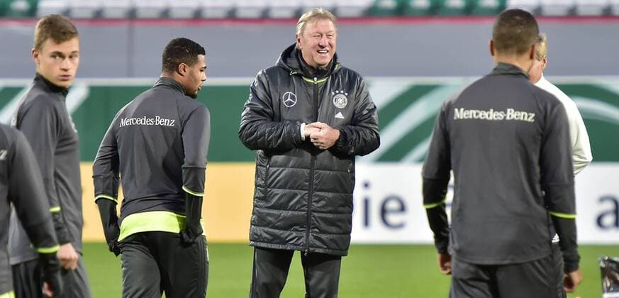 16.11.2015 - U-21 Junioren - U-21 Nationalmannschaft Deutschland Germany - Training - - Horst Hrubesch ( Trainer U21 U 21 Deutschland ) spricht gut gelaunt zur Mannschaft Team