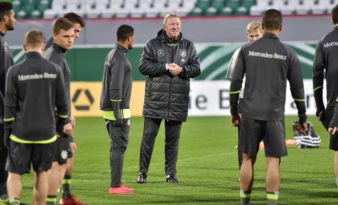 16.11.2015 - U-21 Junioren - U-21 Nationalmannschaft Deutschland Germany - Training - - Horst Hrubesch ( Trainer U21 U 21 Deutschland ) spricht zur Mannschaft Team