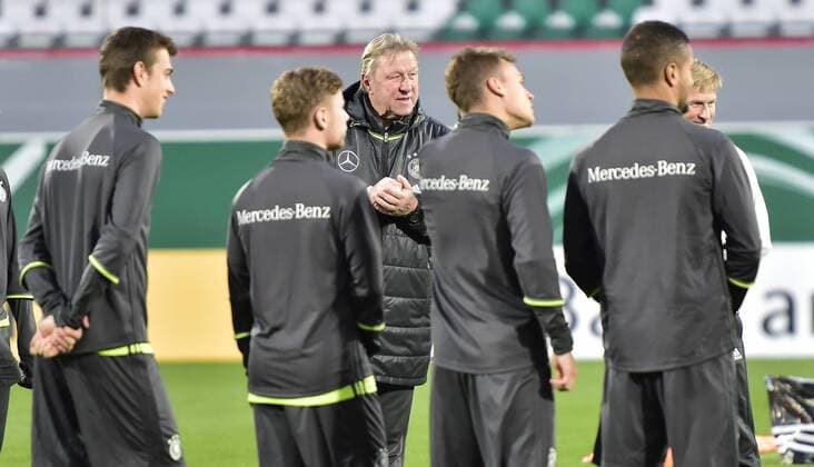 16.11.2015 - U-21 Junioren - U-21 Nationalmannschaft Deutschland Germany - Training - - Horst Hrubesch ( Trainer U21 U 21 Deutschland ) spricht zur Mannschaft Team