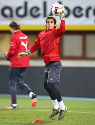 Fußball, Training Nationalmannschaft Schweiz SOCCER - AUT vs SUI, friendly match, preview VIENNA,AUSTRIA,16.NOV.15 - SOCCER - OEFB international match Länderspiel Austria vs Switzerland, friendly match, preview, final training team SUI. Image shows Yann Sommer (SUI). GEPAxpictures xChristianxOrt