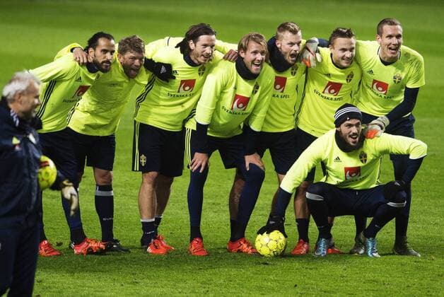 Fußball, Training Nationalteam Schweden in Kopenhagen 151116 Erkan Zengin, players manager Marcus Allbäck, Gustav Svensson, Ola Toivonen, Sebastian Larsson, Pierre Bengtsson, Robin Olsen och Emir Kujovic Training Schweden Nationalteam in Kopenhagen.  Copyright: JOELxMARKLUND BB151116JM034