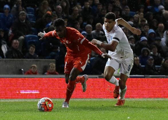 16.11.2015. Amex Stadium, Brighton, England. Euro U21 U 21 Championship Qualifying. England U21 versus Switzerland U21. Dominic Solanke of England adds pressure to defender Lopes Garcia of Switzerland xMarkxKertonx  ActionPlus11682212