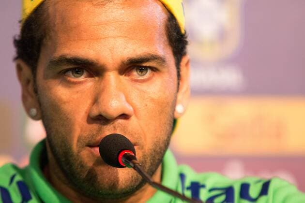 Fußball, PK Dani Alves - Nationalteam Brasilien Coletiva e Treino da Sele??o em Salvador SALVADOR, BA - 11 16 2015: COLLECTIVE AND SELECTION OF TRAINING IN SALVADOR - Daniel Alves gives an interview during the conference of the Brazilian team in Salvador, in preparation for the match against Peru& 39;s selection by the qualifiers of the World Cup 2018, held in Pitua?u stadium. (Photo: Dudu Macedo FotoArena)  DuduxMacedo
