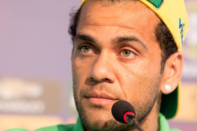 Fußball, PK Dani Alves - Nationalteam Brasilien Coletiva e Treino da Sele??o em Salvador SALVADOR, BA - 11 16 2015: COLLECTIVE AND SELECTION OF TRAINING IN SALVADOR - Daniel Alves gives an interview during the conference of the Brazilian team in Salvador, in preparation for the match against Peru& 39;s selection by the qualifiers of the World Cup 2018, held in Pitua?u stadium. (Photo: Dudu Macedo FotoArena)  DuduxMacedo