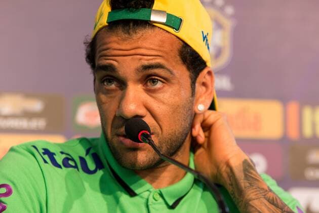 Fußball, PK Dani Alves - Nationalteam Brasilien Coletiva e Treino da Sele??o em Salvador SALVADOR, BA - 11 16 2015: COLLECTIVE AND SELECTION OF TRAINING IN SALVADOR - Daniel Alves gives an interview during the conference of the Brazilian team in Salvador, in preparation for the match against Peru& 39;s selection by the qualifiers of the World Cup 2018, held in Pitua?u stadium. (Photo: Dudu Macedo FotoArena)  DuduxMacedo