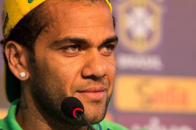 Fußball, PK Dani Alves - Nationalteam Brasilien Coletiva e Treino da Sele??o em Salvador SALVADOR, BA - 11 16 2015: COLLECTIVE AND SELECTION OF TRAINING IN SALVADOR - Daniel Alves gives an interview during the conference of the Brazilian team in Salvador, in preparation for the match against Peru& 39;s selection by the qualifiers of the World Cup 2018, held in Pitua?u stadium. (Photo: Dudu Macedo FotoArena)  DuduxMacedo