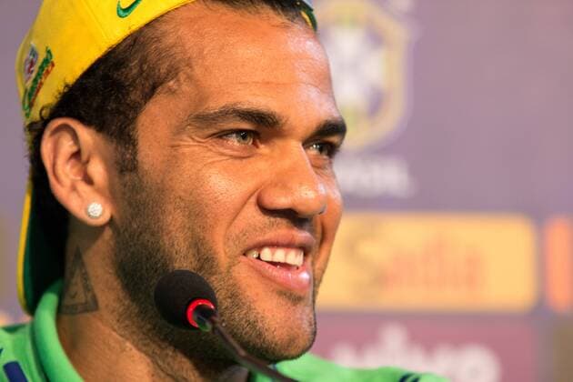 Fußball, PK Dani Alves - Nationalteam Brasilien Coletiva e Treino da Sele??o em Salvador SALVADOR, BA - 11 16 2015: COLLECTIVE AND SELECTION OF TRAINING IN SALVADOR - Daniel Alves gives an interview during the conference of the Brazilian team in Salvador, in preparation for the match against Peru& 39;s selection by the qualifiers of the World Cup 2018, held in Pitua?u stadium. (Photo: Dudu Macedo FotoArena)  DuduxMacedo