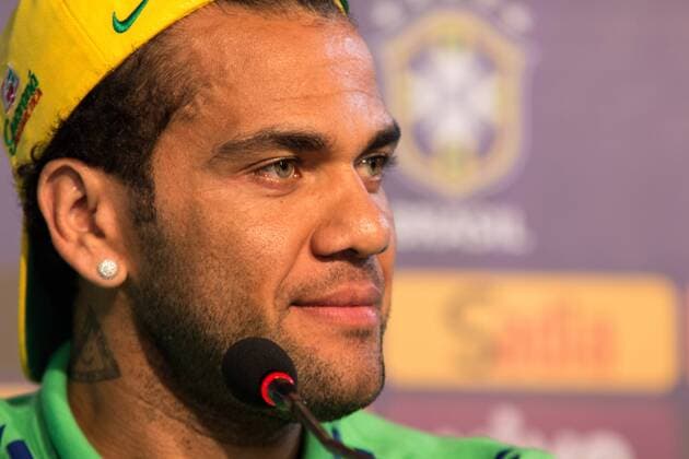 Fußball, PK Dani Alves - Nationalteam Brasilien Coletiva e Treino da Sele??o em Salvador SALVADOR, BA - 11 16 2015: COLLECTIVE AND SELECTION OF TRAINING IN SALVADOR - Daniel Alves gives an interview during the conference of the Brazilian team in Salvador, in preparation for the match against Peru& 39;s selection by the qualifiers of the World Cup 2018, held in Pitua?u stadium. (Photo: Dudu Macedo FotoArena)  DuduxMacedo