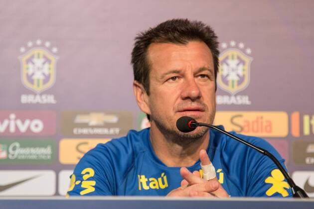 Coletiva e Treino da Sele??o em Salvador SALVADOR, BA - 11 16 2015: COLLECTIVE TRAINING AND SELECTION IN SALVADOR - Dunga, coach of the Brazilian national team Nationalteam gives an interview during the conference of the Brazilian team in Salvador, in preparation for the match against the selection of Peru by qualifying World Cup 2018, held in Pitua?u Stadium. (Photo: Dudu Macedo FotoArena)  DuduxMacedo