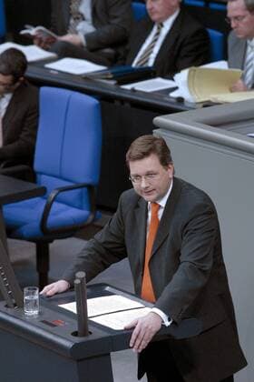 Reinhard Grindel (GER CDU) hält eine Rede im Bundestag anlässlich der aktuellen Stunde zum Irak-Konflikt, Personen; 2003, Berlin, Deutscher Bundestag,
