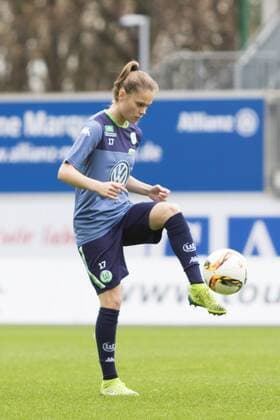 Fußball, UWCL, Abschlusstraining und Pressekonferenz VfL Wolfsburg; Ewa Pajor (Wolfsburg, 17) am Ball. xtgx