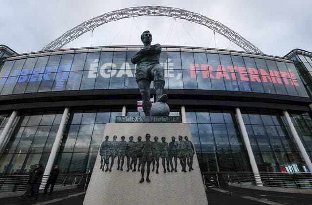 FuÃŸball, LÃ¤nderspiel, England - Frankreich, Freiheit, Gleichheit, BrÃ¼derlichkeit - Schriftzug am Wembleystadion in London 17.11.2015. Wembley Stadium, London, England. International football friendly, England versus France. Bobby Moore statue outside the stadium with French support wording behind. xNigelxCookex  ActionPlus11682363