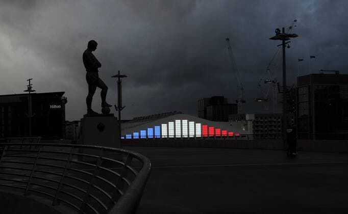 FuÃŸball, LÃ¤nderspiel, England - Frankreich, Freiheit, Gleichheit, BrÃ¼derlichkeit - Schriftzug am Wembleystadion in London 17.11.2015. Wembley Stadium, London, England. International football friendly, England versus France. The Bobby Moore statue stands in front of the French National Colours which are displayed on buildings around the ground as a mark of respect. xNigelxCookex  ActionPlus11682365