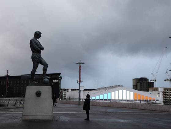 FuÃŸball, LÃ¤nderspiel, England - Frankreich, Freiheit, Gleichheit, BrÃ¼derlichkeit - Schriftzug am Wembleystadion in London 17.11.2015. Wembley Stadium, London, England. International football friendly, England versus France. A fan looks up at the Bobby Moore statue outside the ground in front of the French National Colours which are displayed on buildings around the ground as a mark of respect. xNigelxCookex  ActionPlus11682366