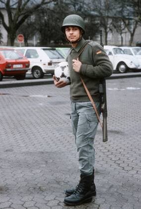 Olaf Thon als Bundeswehrsoldat bei der Sportkompanie in Essen 01.04.1985 HM